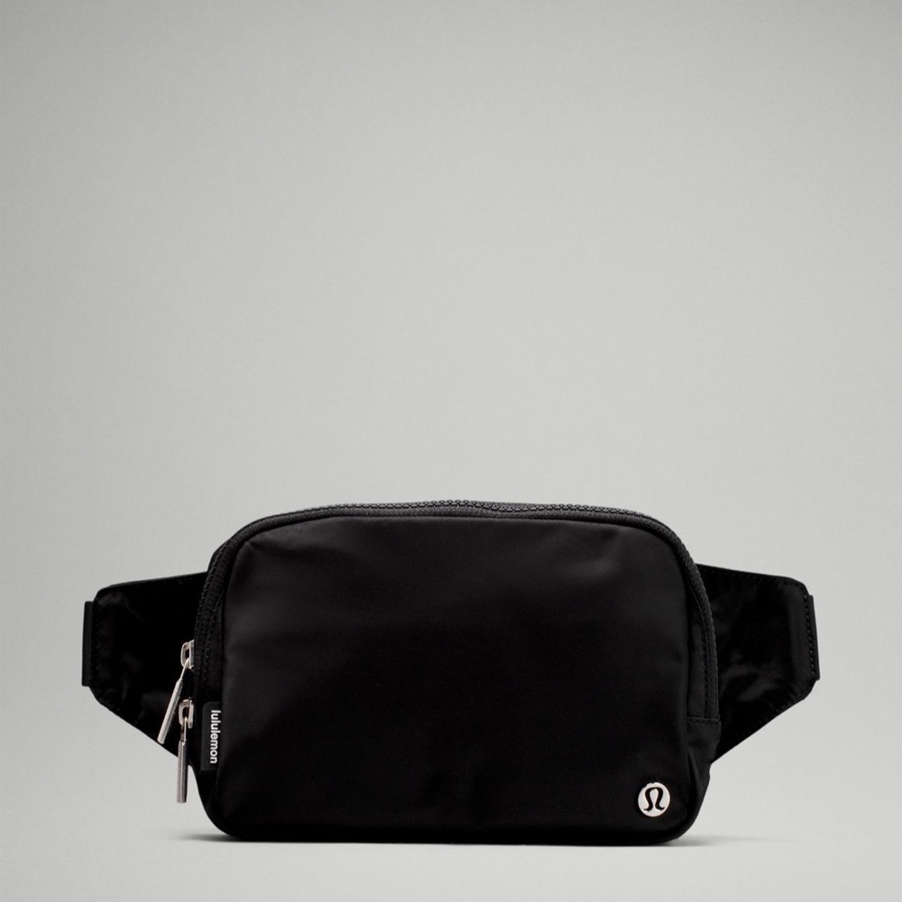 *WITH TAGS* lululemon black everywhere belt bag!!